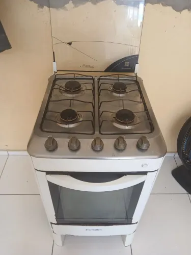 Vendo um fogão branco 