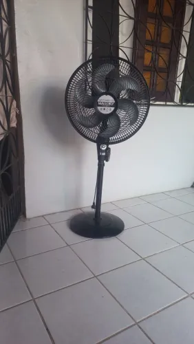 Ventilador de pé Malory com controle