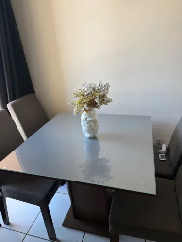 Mesa de jantar quadrada