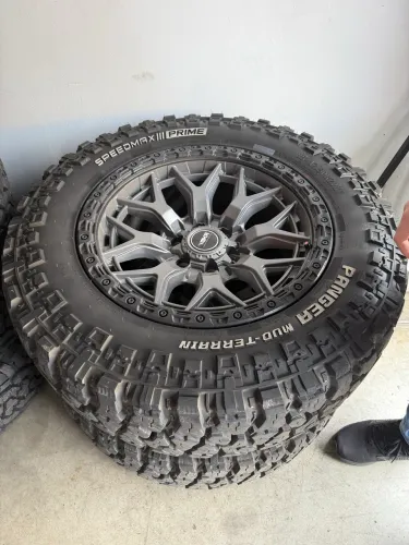 Jogo de Rodas Aro 20? marca MKR zerada + 4 Pneus 35x12,5r20? novos MUD PANGER SPEDMAX 
