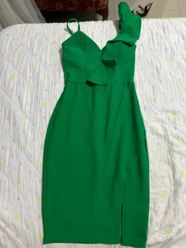 Vende-se vestido novo