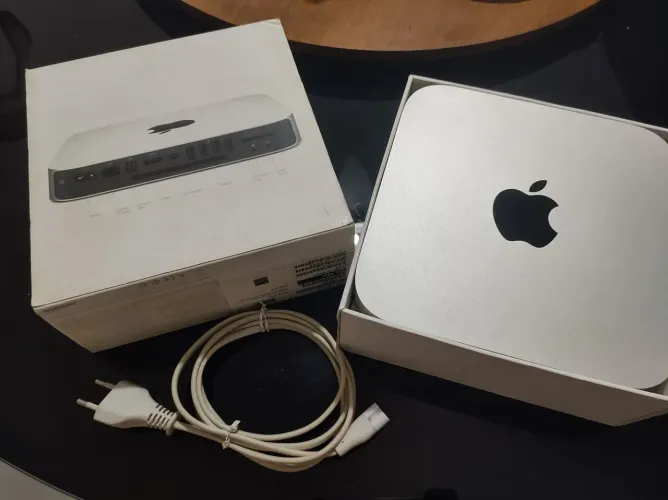 Mac Mini com caixa, cabo e teclado sem fio