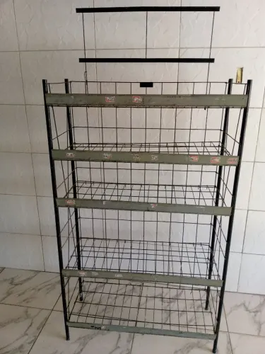 Estante de ferro