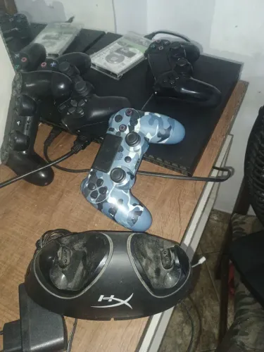 Vendo ps4 + carregador+ HD 1TB