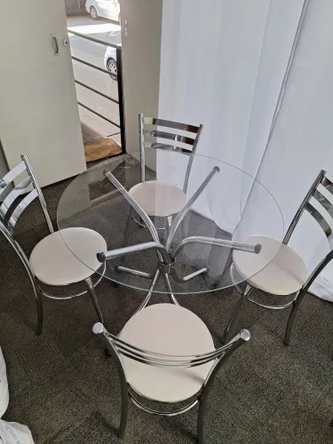 Jogo tubular de mesa com tampo de vidro e cadeiras