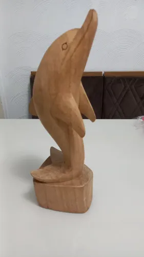 Estatua de golfinho em madeira