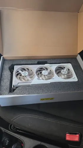 RX 9060 XT Steel Legend 8GB / 4 Meses de Uso + Caixa