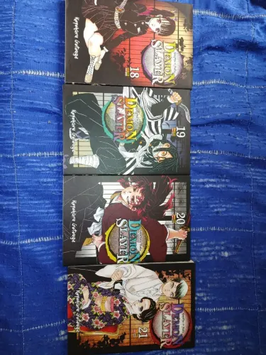 Vendo mangás demons Slayer do início do castelo infinito do até início contra muzan