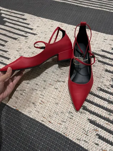 Sapato vermelho bico fino TAM 39