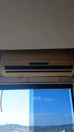 Vende- se um ar-condicionado está com defeito na refrigeração.