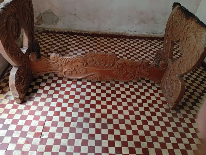 Mesa antiga com mais de 100 anos madeira maciça feita a mão 