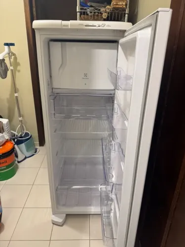 Geladeira Electrolux RDE33 127V 262L - Ótimo Estado