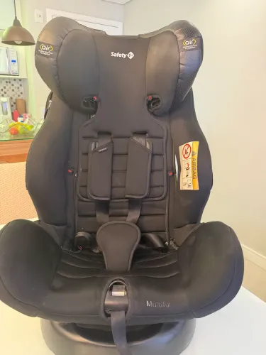 Cadeirinha de carro safety 1st multifix preta