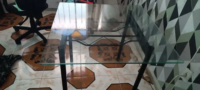 Mesa com tampo de vidro Preta .