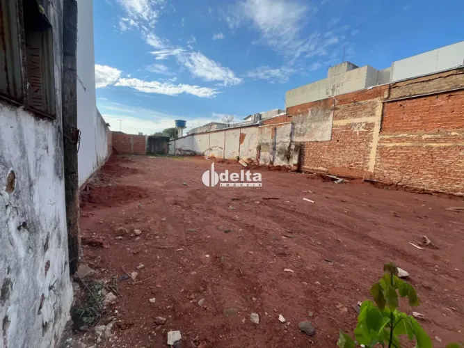 Galpão disponível para venda no bairro Nossa Senhora Aparecida em Uberlândia-MG