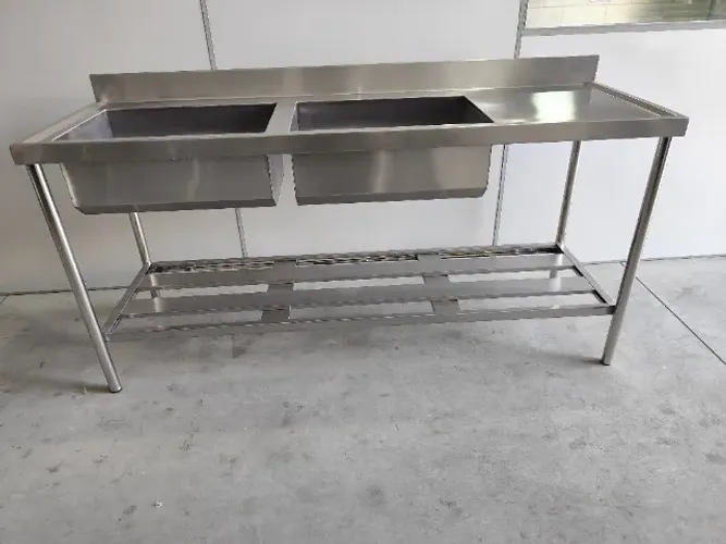 Pia dupla em inox para uso contínuo, comprimento total 1,80 m