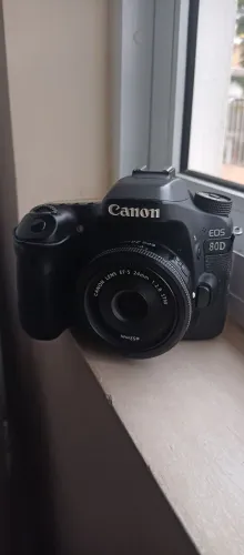 Canon EOS 80D com lente 24mm 2:8 baterias e carregador