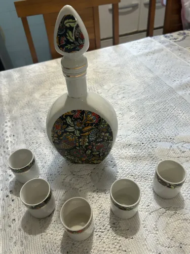 Licoreira de Porcelana com 5 copinhos Veracruz Pedreira - anos 70