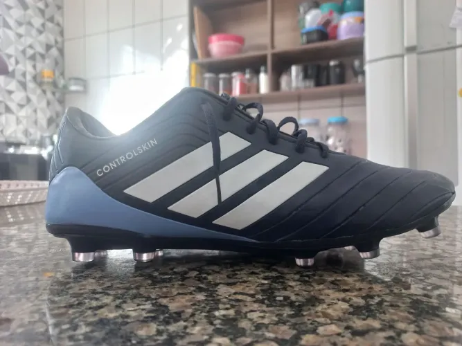 chuteira adidas predator com a tecnologia Controlskin para melhor controle de bola