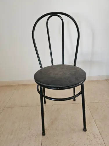 Cadeira de bistrô de estrutura metálica com assento estofado