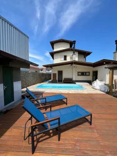Alugo excelente casa Semi mobiliada de 4 suítes com Piscina na palhoça 
