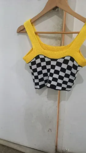 BRECHÓ - Cropped sem manga tricô tamanho P estampa quadriculada