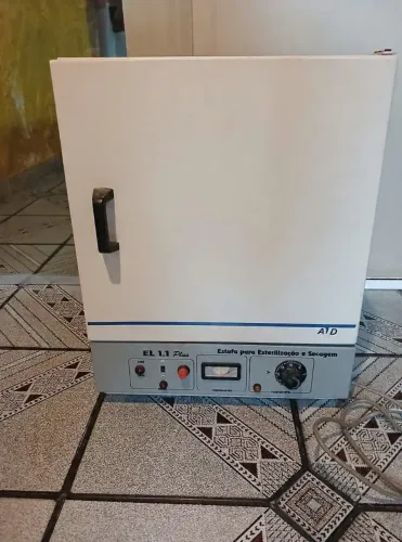 Estufa para esterelizar utensílios cirúrgicos