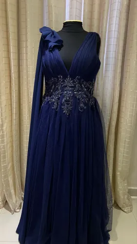 VESTIDO DE FESTA AZUL MARINHO MANGA CAPA PEDRARIA, BRILHO, FORMATURA, MADRINHA, MÃE, LUXO