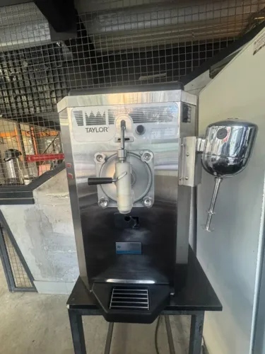 Máquina Taylor 430 - Shake / Açaí / Frozen + Batedor