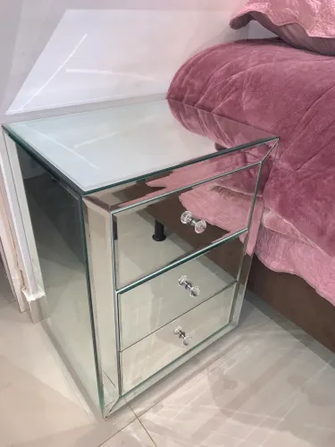 Mesa de cabeceira espelhada