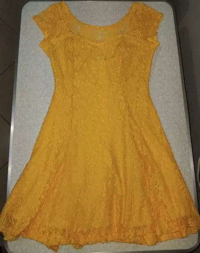 Vestido de renda com forro