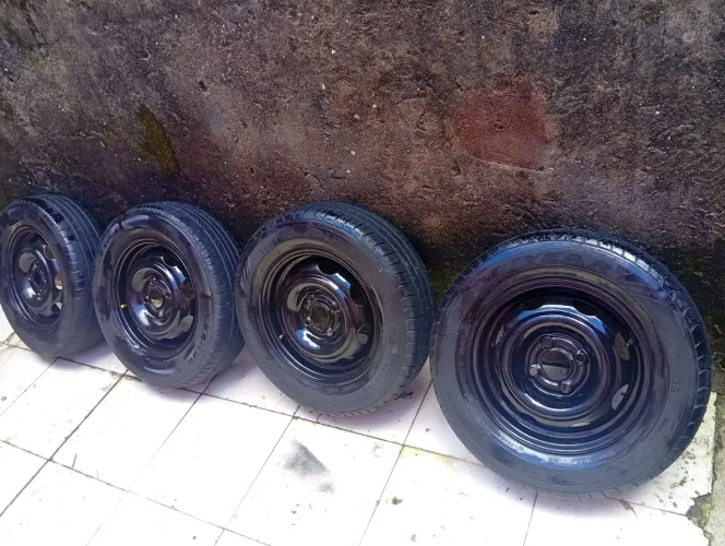 Jantes de ferro com pneu novos Goodyear para trocar em jogo de roda aro 15