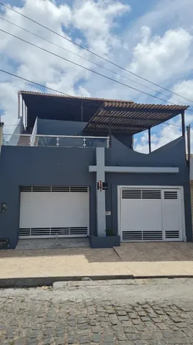 2 casas no mesmo terreno, no conjunto. Panatis 2, 2 salas, 2coz.4 quar. 4 banh. 2 garagem