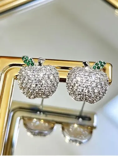 Brinco maçã zircônia cristal banhado a prata e no dourado