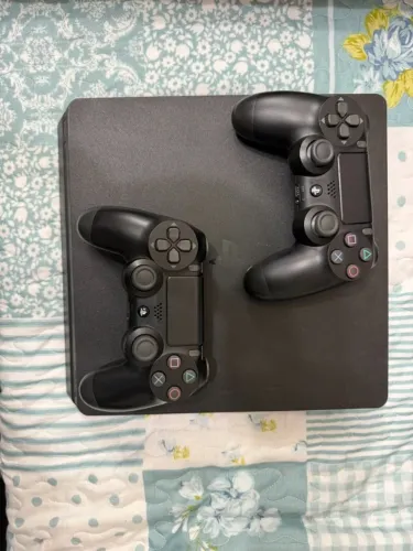 Playstation 4 Slim Excelente estado + 2 controle