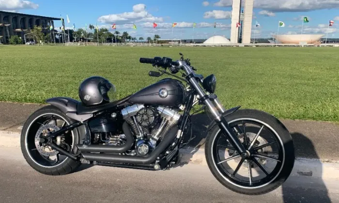 Harley Breakout modelo único totalmente customizada com acessórios importados e tunada