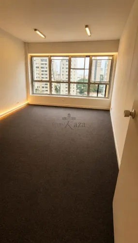 Oportunidade - Sala Comercial - Centro - Edifício Saint James - 35m².