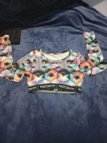 Uma saca de roupa novas e seminovos