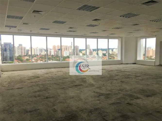 Conjunto comercial com 192m² em vão livre com 5 vagas de garagem!