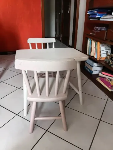 Vendo mesa de madeira infantil TokStok
