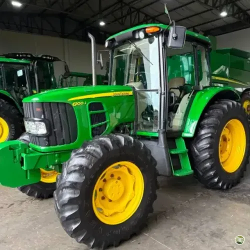 Trator John Deere 6100J (leia )