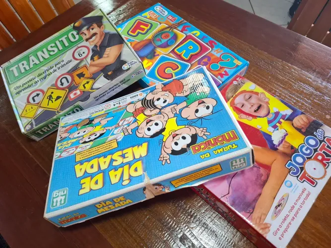 Kit jogos de tabuleiro com pequenas avarias,.