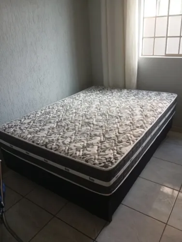 Colchão de molas macio casal conservado