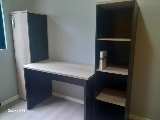 Mesa e torre/estante Escritório