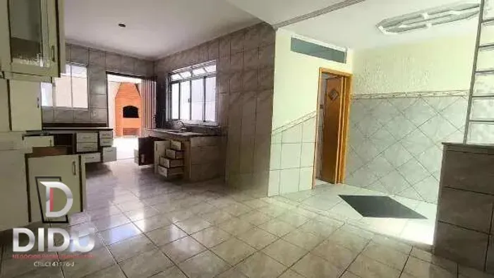 Oportunidade! Sobrado desocupado em Nova Petrópolis SBC | 3 quartos, 183 m², 4 vagas.