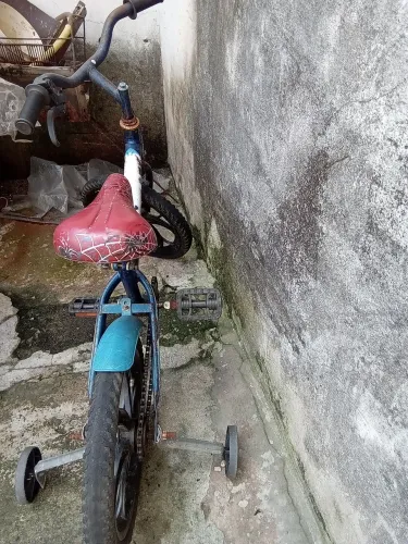 Moto elétrica e bicicleta menino