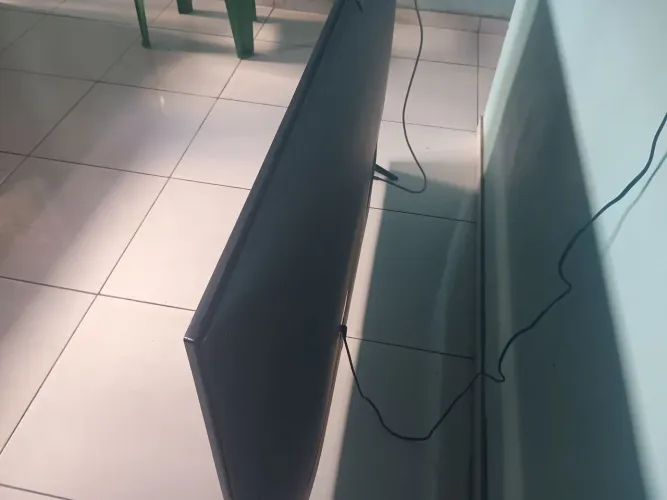 Vendo TV de 65 polegadas smart TV com listra na tela, não sei o problema dela.