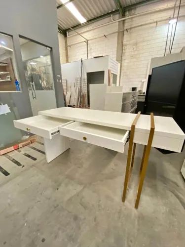 Sofisticação nos detalhes: mesa com estrutura em metalon dourado.