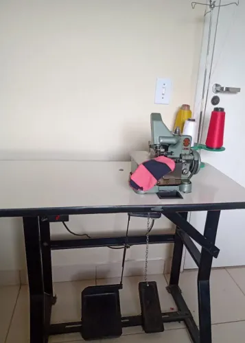 Vende-se Máquinas de costura overlock Singer semi-industrial em excelente estado de uso.