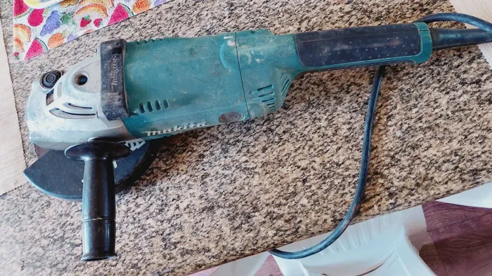 Lixadeira Esmerilhadeira angular Makita GA7020, profissional